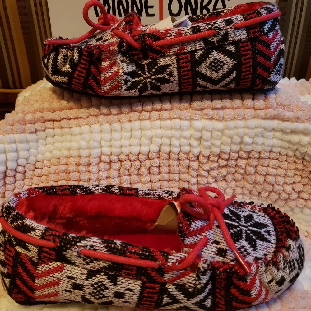NWT - NIB MINNETONKA CASSIE red/white/black snowflake print moccasins (3)